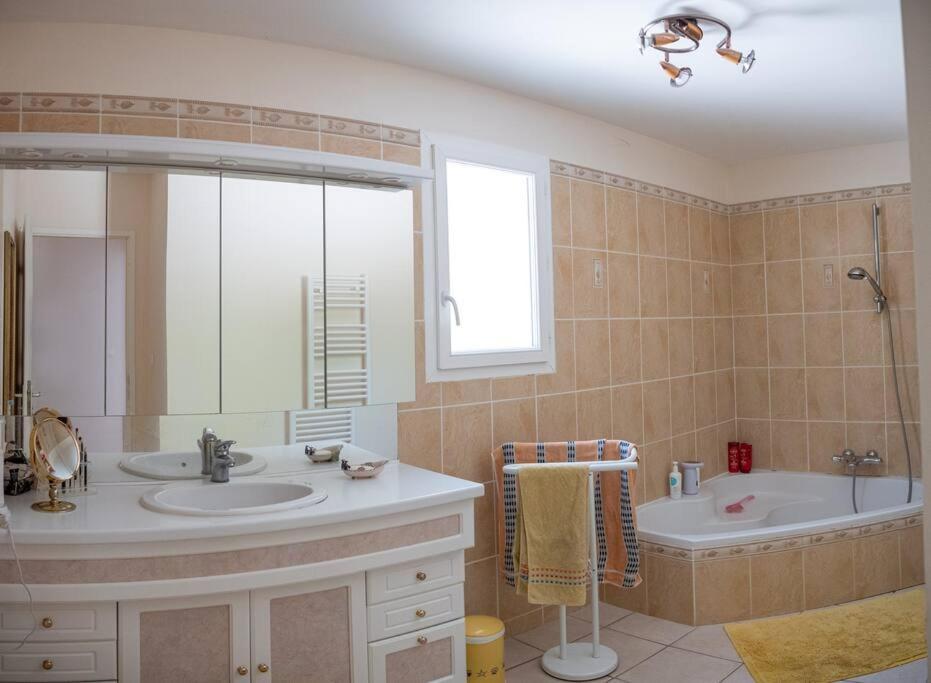 Villa Calme Avec Piscine A Greoux Extérieur photo